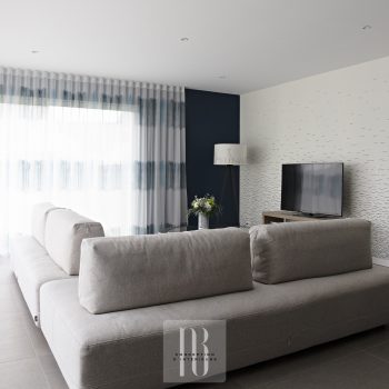 Décoration et agencement d'une maison sur plans à Bédée - 2 banquettes en angle, mur, papier peint et voilages wave bleu et blanc bd Décoration et agencement d'une maison sur plans à Bédée - 2 banquettes en angle, mur, papier peint et voilages wave bleu et blanc bd