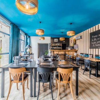 Décoration et agencement d'un restaurant dans le Périgord noir - bistro retro plafond bleu rideaux velours bois OPTITDETOUR