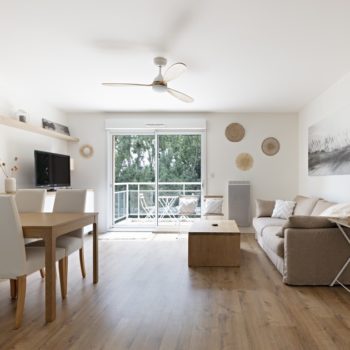 Décoration et agencement d'un appartement pour location saisonnière airbnb - pièce de vie, salon, coin repas, cuisine ouverte, blanc chaud, bois, beige Décoration et agencement d'un appartement pour location saisonnière airbnb - pièce de vie, salon, coin repas, cuisine ouverte, blanc chaud, bois, beige