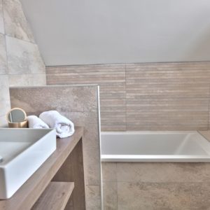 salle-de-bain-meuble-sur-mesure-scaled-300x300