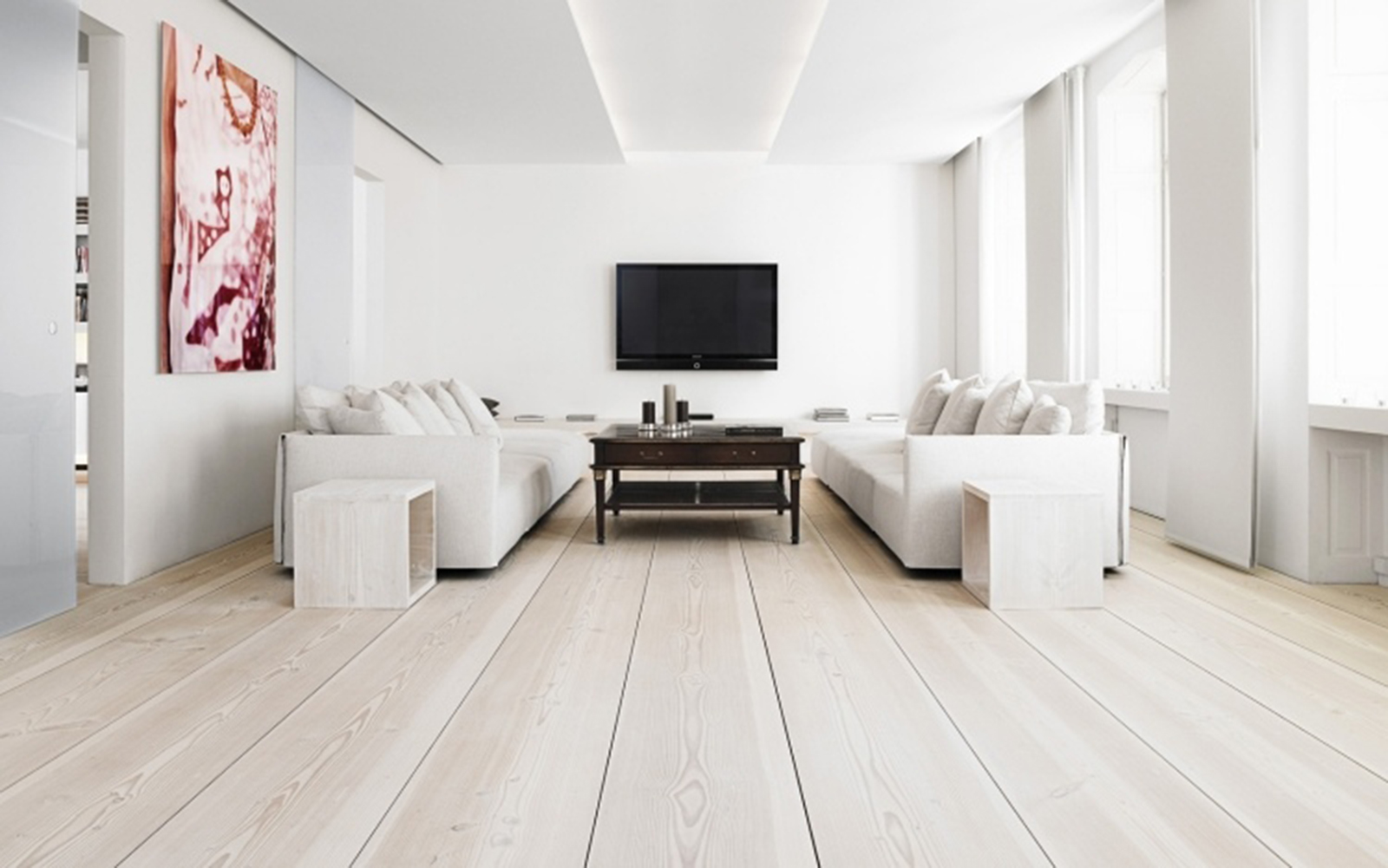 Source Deavita -parquet-bois-massif-blanchi-salon-blanc-symétrique