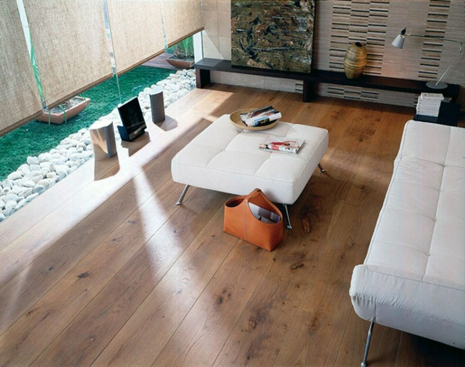 Source Deavita - parquet-bois-massif-salon-meubles-blancs