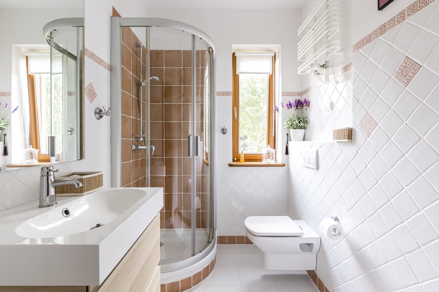 Petite salle de bain déco optimisée avec des rangements  Rangement  baignoire, Rangement salle de bain, Idée salle de bain