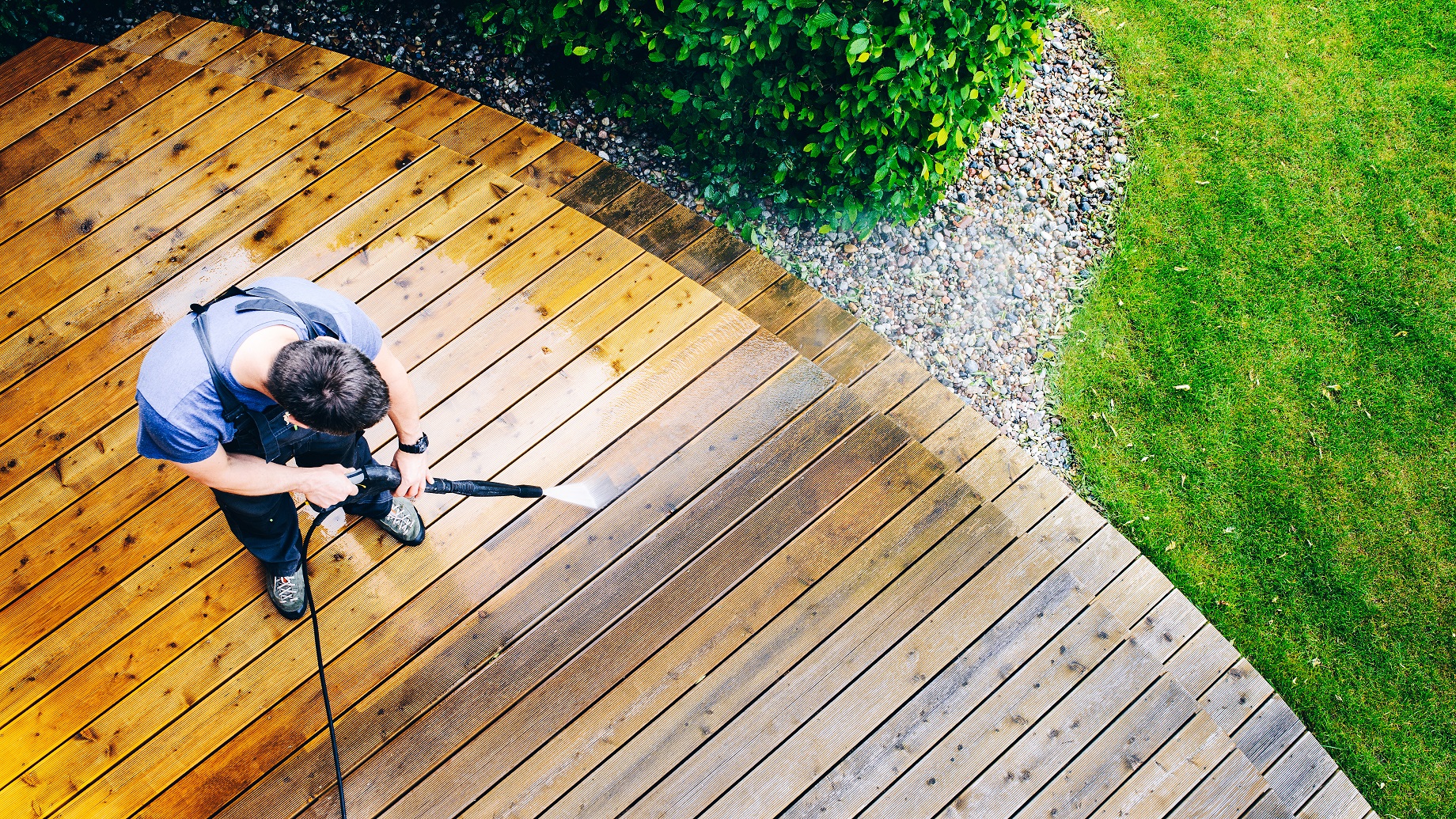 Nettoyer une terrasse en bois: conseils